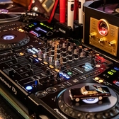 DJブースあり！DJブース完備で、バンド演奏やライブ演奏も可能な自由度の高い環境が魅力です。種類豊富なドリンク類はお酒好きの方はもちろん、苦手な方も楽しめるラインナップで大満足間違いなし！音楽の余韻に浸りながら朝まで賑やかに過ごせます。イベントやパーティーなど、音と美酒に酔いしれる最高の夜を当店で！