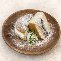 たっぷりクリーム入りあんバターのパンケーキ