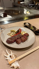鉄板で焼き上げる秋田牛フィレ肉、香ばしくジューシーな旨味を堪能シンプル調理で素材引き立つの写真