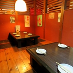 少人数からご利用頂けるテーブル席、カウンター席、掘りごたつ席など多数完備！