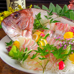 5500円以上のコース10名様予約で、刺し盛りが「豪華！鯛の姿盛り」にグレードUP。詳細はクーポンへ。