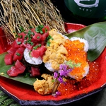 雲丹、イクラ、マグロを豪快に盛り付けた『海鮮雲丹イクラこぼれ寿司』はコースでも♪