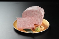 豊富なホルモンもつ鍋やカルビ、当店限定メニューを堪能