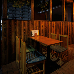 《少人数様向けテラス席》【2名様から4名様】開放的で心地よい雰囲気の中お食事を楽しめる人気のお席です。デートや少人数での飲み会におすすめです。