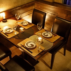 温かみ溢れる照明で照らされた店内。少人数様や中規模人数様向の半個室席もご用意しておりますので、他のお客様を気にすることなくご宴会をお楽しみいただけます。