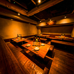 家族との食事から会社の宴会まで、幅広いシーンでご利用いただける和風個室をご用意◎落ち着いた内装と快適な空間で、最大100名様までの貸切宴会にも対応可能！香ばしい炭火焼き鳥や地鶏料理、季節のグリルや鍋も楽しめる食べ放題プランも大人気♪気の合う仲間とゆったり語らうも良し、大切なお客様をもてなすも良し。