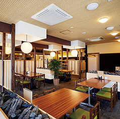 広い通路が確保された店内。明るい和の雰囲気の中、美味しいうなぎを囲んで楽しくお過ごし頂けます。