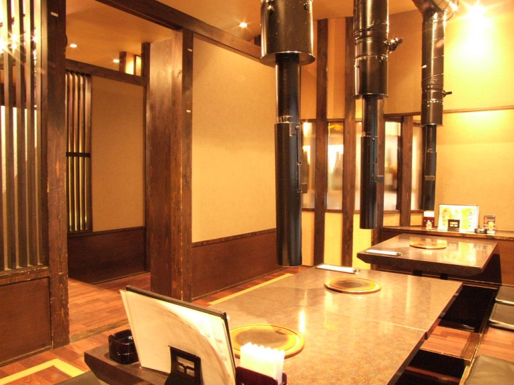 お座敷の席は、掘りごたつのものと2種類ご用意。シーンに合わせてご使用ください。