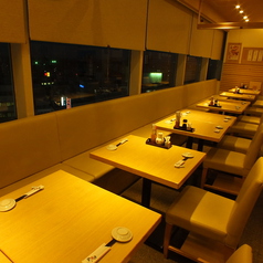 夜は町田の街を一望できる、夜景の開放的なテーブル席
