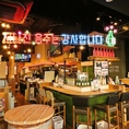 にぎやかな雰囲気のなかで店員さんとお話ししながら1杯どうですか？