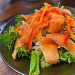 当店の名物！スモークサーモンを贅沢に使ったカルパッチョ♪新鮮な香りとうまみが広がる自慢の逸品★
