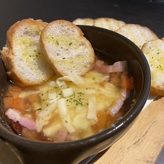 ベーコンとトマトのチーズアヒージョ