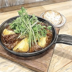 牛タンとジャガイモのアヒージョ