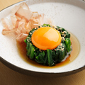 料理メニュー写真&nbsp;卵黄乗せ ほうれん草お浸し