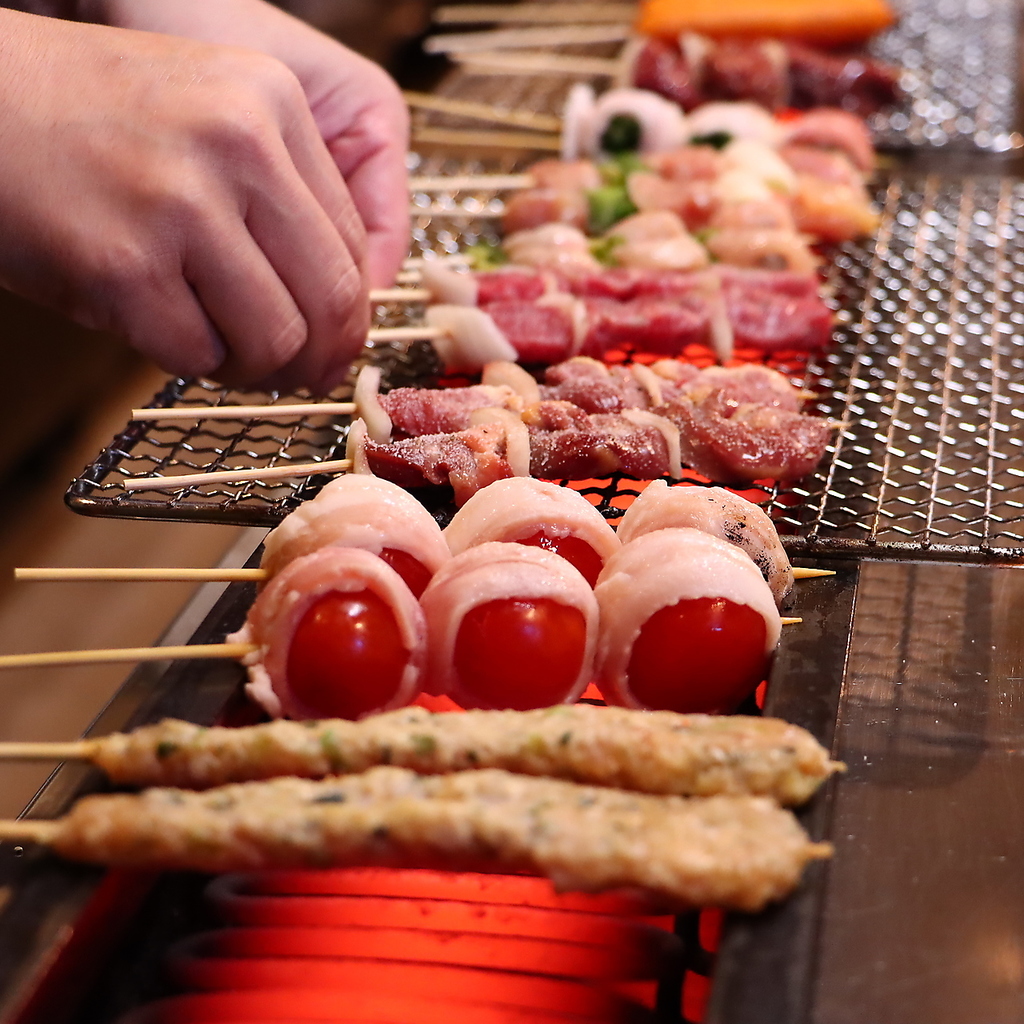 心を込めて一本一本串打ちしている焼き鳥。1本200円(税込)前後とコスパ抜群★自慢の逸品をご賞味あれ