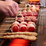 心を込めて一本一本串打ちしている焼き鳥。1本200円(税込)前後とコスパ抜群★自慢の逸品をご賞味あれ