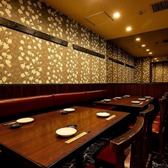 最大24名様までご利用いただけるテーブル席個室も完備。会社宴会や打ち上げなど、多彩なシーンでご利用いただいております。落ち着いた雰囲気でリラックスしてお過ごしいただけるのも人気の理由のひとつ。大人数でのご宴会の際はぜひご利用くださいませ。