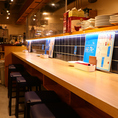 キッチンを囲むコの字のカウンター席！調理風景などライブ感も♪お一人様も大歓迎です！