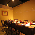 【弦月の間】　落ち着いた個室空間。上質な店内と柔らかな照明が、特別なひとときを演出します。顔合わせや大切な接待に最適で、プライベート感を重視した設計。最大7名様までご利用いただけるため、少人数での会食やビジネスシーンにもおすすめです。