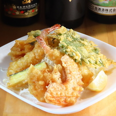 【サクサクの軽い食感】旬の食材をカラッと揚げた天ぷら！贅沢な盛り合わせはシェアして楽しむご宴会に◎の写真