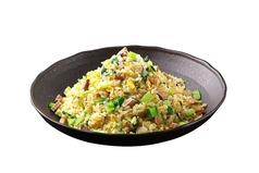 チャーシュー入り青菜炒飯/特製黒醤油の挽肉炒飯