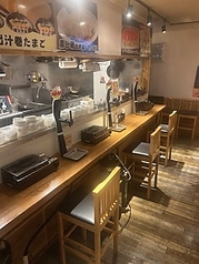 【カウンター席】気心知れた仲間とのサク飲みやお一人様のちょい呑みに最適なお席♪目の前で板前さんの作業を見られる臨場感あふれる視界。出来立てのお料理を眺めながら、至福の一杯をどうぞ！