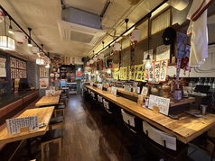 【カウンター】カウンター席は、お一人様やスタッフとお話をしたい方が自然に集まり、人気の席です！テーブル席とも少し離れているので落ち着いてお過ごし出来ます！