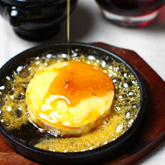 カマンベールチーズのオーブン焼きはちみつ添え