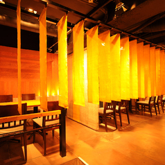 座りやすい椅子とテーブル席を用意してます