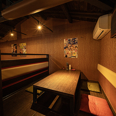 【8名様×2卓】部署ごとの宴会や女子会、合コンにも使いやすい中規模スペース。皆様の顔を見渡せる配置で、一体感のある宴会が叶います。週末は埋まりやすい人気のお席ですので、ご予約はお早めに！