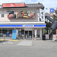 お車でお越しのお客様にも便利な、30台分の駐車場を完備しております！店舗前にある駐車場は全てコンビニとの共用となっておりますので、お気軽にご利用いただけます◎ご友人同士での集まりや、ご家族でのお食事など、様々なシーンでアクセスしやすく、安心して当店までご来店いただけます♪