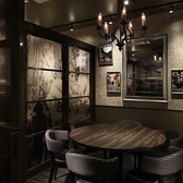 広々ゆったりモダン空間の店内は大人数から立食も対応可能！≪最大180名様≫その広さに驚き！新宿エリアでも群を抜いた大きさ！着席から立食までご利用シーンに合わせて対応可能です。最大180名様迄ご利用可能ですので、会社のイベント、結婚式二次会等にご利用下さい。飲み放題付立食パーティコース4400円がお勧めです。