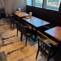 横浜駅から徒歩4分なので終電を気にせず飲める好立地です。同僚との飲み会やショッピング帰りなどにも！大衆感溢れるお席はいつもよりお話にも華が咲くはず◎