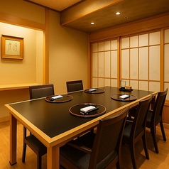 少人数でのご利用にぴったりなテーブル個室もご用意しています。静かで落ち着いた和の空間は、ご家族での記念日や、大切な方へのおもてなしに最適。プライベート感あふれるお部屋で、ゆったりと食事と会話を楽しみながら、特別な時間をお過ごしください。
