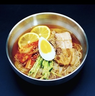 冷麺のつるっとした食感が楽しめる一杯