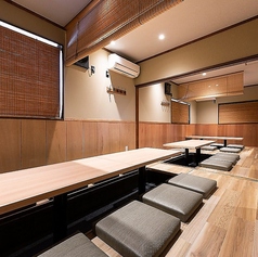 掘りごたつのお座敷は、最大28名様までご利用いただける半個室です。人数に合わせて席のタイプを変えることができ、少人数の宴会から大人数の集まりまで幅広く対応可能です。落ち着いた雰囲気の中で、特別な宴会をお楽しみいただけます。
