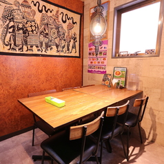 木の温もり溢れるテーブル席は、お喋りを楽しみたい女子会やご友人との食事に最適。異国情緒あふれるインテリアに囲まれながら、本場の味をゆったりとお愉しみください。