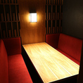 5名様までゆったりと座れる大きめのグループ向け座席を1卓備えております。落ち着いた内装が広がる空間で、ご家族での団らんや中規模の宴会など、大人数でのご来店でも窮屈さを感じることなくおくつろぎいただけます。美味しいお酒を片手に、皆様でテーブルを囲んで特別なひとときを存分にお楽しみください。