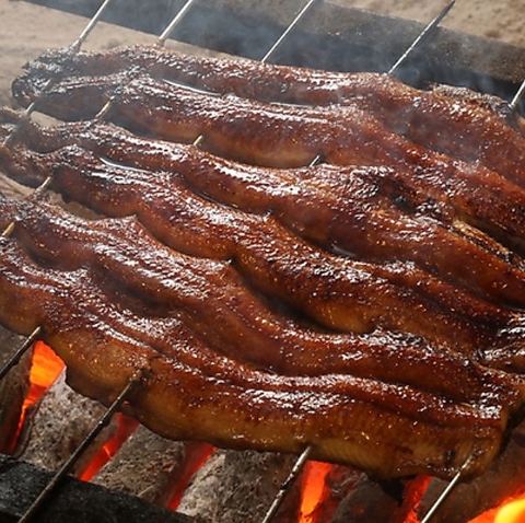 炭火でふっくら香ばしく焼き上げる、老舗問屋直送の厳選鰻をお手頃に。