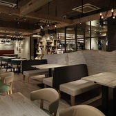 広々ゆったりモダン空間の店内は大人数から立食も対応可能！≪最大180名様≫その広さに驚き！新宿エリアでも群を抜いた大きさ！着席から立食までご利用シーンに合わせて対応可能です。最大180名様迄ご利用可能ですので、会社のイベント、結婚式二次会等にご利用下さい。飲み放題付立食パーティコース4400円がお勧めです。