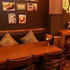 【3～4名テーブル席】お洒落な店内で、少人数グループでのお食事を楽しむのにベスト。飲み会・ディナーにも◎