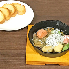 釜揚げシラスと生麩の鉄板アヒージョ