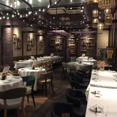 広々ゆったりモダン空間の店内は大人数から立食も対応可能！≪最大180名様≫その広さに驚き！新宿エリアでも群を抜いた大きさ！着席から立食までご利用シーンに合わせて対応可能です。最大180名様迄ご利用可能ですので、会社のイベント、結婚式二次会等にご利用下さい。飲み放題付立食パーティコース4400円がお勧めです。