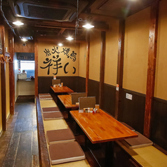 【掘りごたつテーブル席】足を伸ばしてリラックスしてお過ごしいただけるお席です。少人数での飲み会はもちろん、会社宴会などの各種ご宴会にもご利用いただけます◎