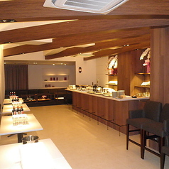 夜更けまで語らえる、心地よいテーブル席をご用意しております。