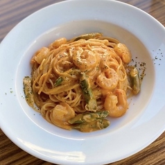 海老とアスパラガスのトマトクリームパスタ