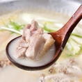 8時間以上国産鶏がらを炊いて造る水炊き！滑らかでやさしい味わいの白濁スープは コラーゲンたっぷりです！