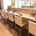 まったりと2人で…というお客様もゆっくりくつろげるカウンター席もご用意ございます♪ローチェアーを使用しているため、長時間座っていても疲れません！お一人様でのサク飲みやお仕事帰りのお食事、デートにも大変おすすめのお席です◎目の前で調理されるライブ感を五感で存分にお楽しみくださいませ！