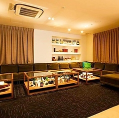 12名様程座れるソファー席は、女子会や各種パーティーにもぴったりです。