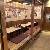 【お座敷席完備!】靴を脱いでゆったりとくつろげるお座敷席をご用意しています!リラックスした雰囲気の中で、串焼きや焚き餃子をお楽しみください!ご友人やご家族と楽しい時間をお過ごしいただけるよう、心を込めておもてなしいたします。皆様のご来店をお待ちしております!